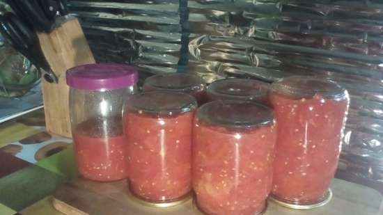 Chopped tomatoes in their own juice without salt and vinegar (preparation for winter salad and pizza)