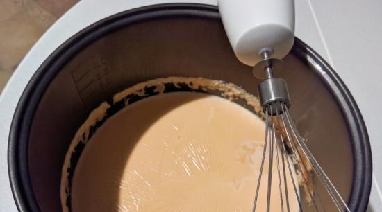 Ryazhenka z pečeného mléka (kompletní proces vaření a fermentace mléka v multivarkě)