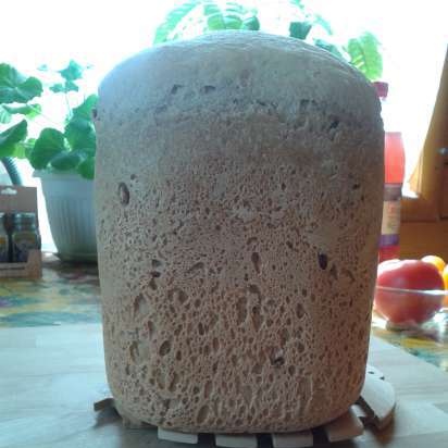 Pan gris simple sobre agua y harina