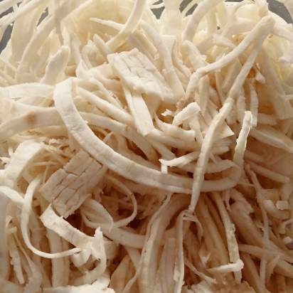 Linguini z korzeniem selera w kremie rozmarynowym