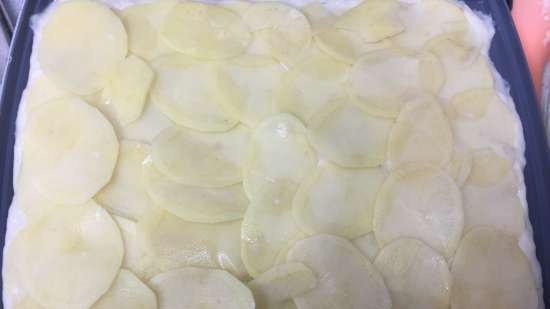 Torta di lievito liquido con patate, crauti e funghi in una multicamera di Redmond