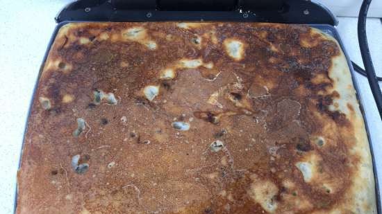 Torta di lievito liquido con patate, crauti e funghi in una multicamera di Redmond