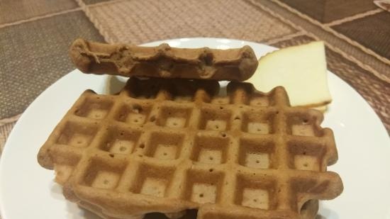 Waffles gruesos de chocolate y yogur
