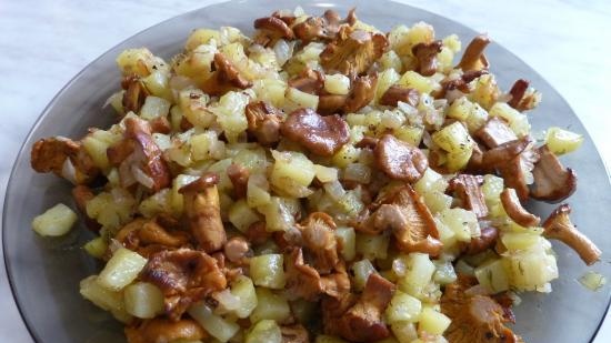 Pie with chanterelles and potatoes