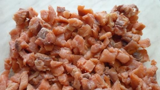 Ensalada festiva con salmón rosado salado