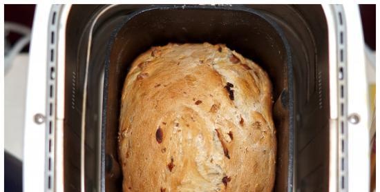 Búzahagymás kenyér fügével, mazsolával és dióval