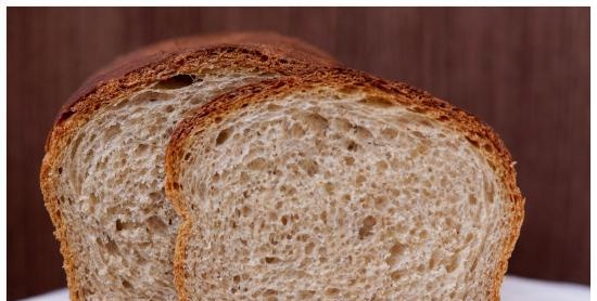 Pane di segale con pane ai semi di lino e sesamo sulla pasta