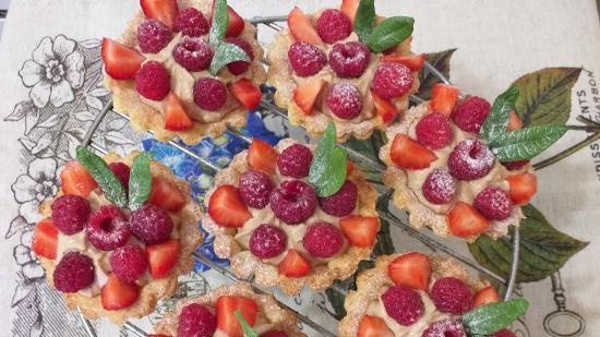 Shortbread cookies with strawberries and cream (+ video)