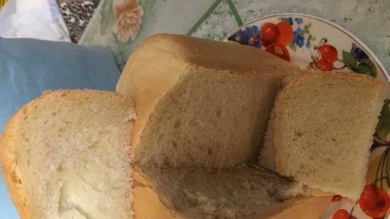 Pane francese in una macchina per il pane con lievito pressato