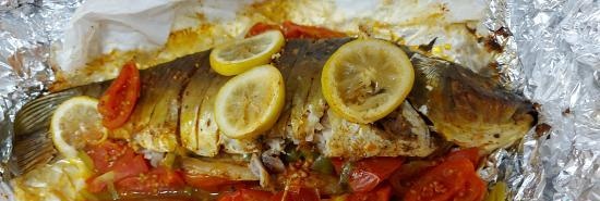 Mirror carp baked with vegetables and lemon in foil (+ video)