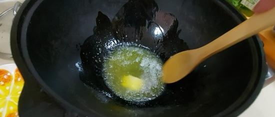 Chakhokhbili of chicken in a cast-iron cauldron (+ video)