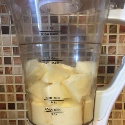 Frullato di melone e latte nel frullatore per zuppe Kromax Endever SkyLine