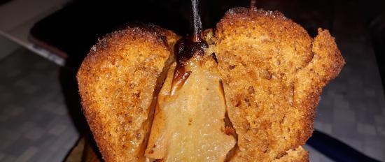 Pastel de pan de jengibre con peras y almíbar