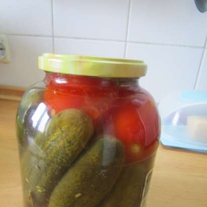 Cucumbers and tomatoes, canned in sparkling water
