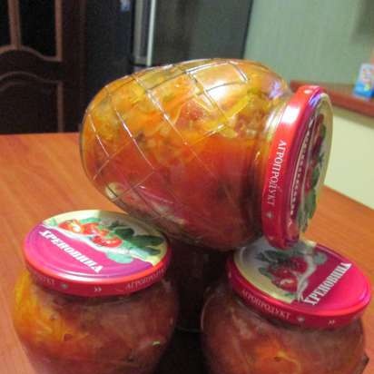 Insalata Belotserkovsky in salsa di pomodoro (rotolamento)