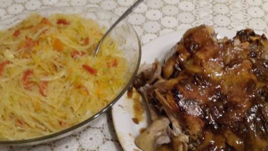 Funchoza met vlees en groenten (zoals gekookt in Centraal-Azië)