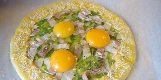 Galleta con cebollas verdes, tocino y huevo
