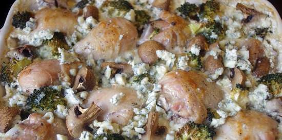 Kuře s brokolicí a houbami zapečené na smetaně