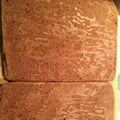 Bezlepkový piškotový dort z rýžové mouky s kakaem a dvěma druhy pudinků.