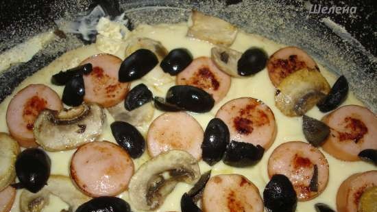 Rychlá pizza na kefírovém těstíčku s párky, houbami a olivami (Polaris 0305)