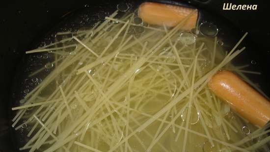 Spaghetti bolliti con salsiccia (pentola a pressione Polaris 0305)