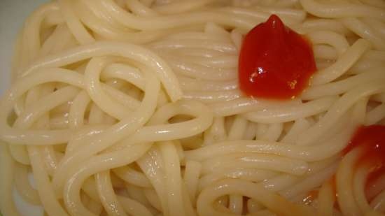 Spaghetti bolliti con salsiccia (pentola a pressione Polaris 0305)