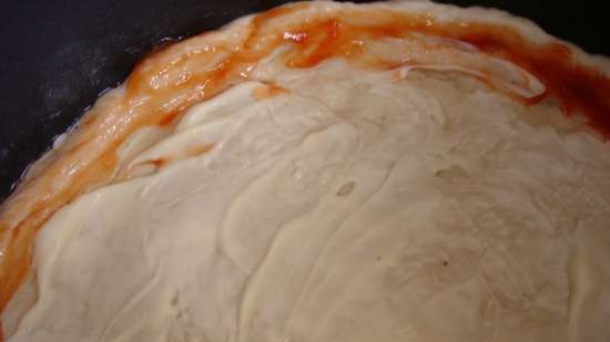 Pizza vékony élesztőalapon gombával és hagymával, "Kása" beállítással főzve (Polaris 0305)