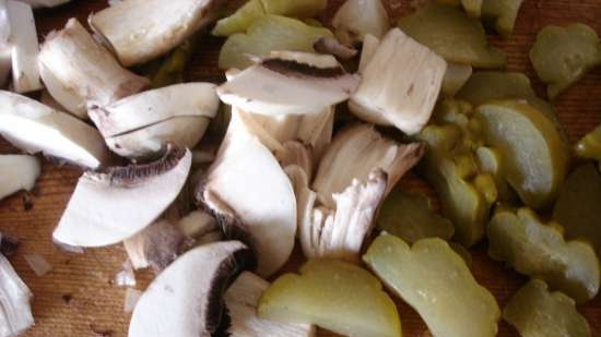 Varázsfazék leves húsgombóccal, gombával és savanyított uborkával (Polaris 0305 gyorsfőző)