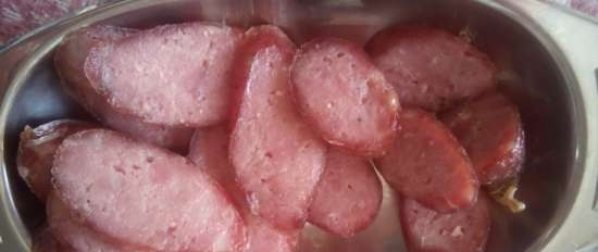 Suszone mięso i kiełbasa bez osłonek i soli azotynowej w suszarce elektrycznej