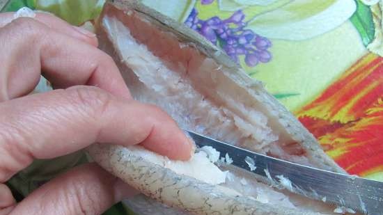 Focacce di pesce con cipolle in panatura di mais