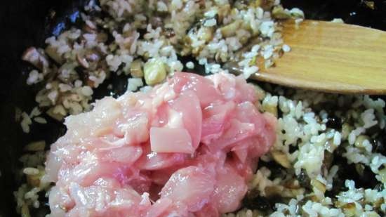 Porzione di casseruola con riso, pollo e prugne