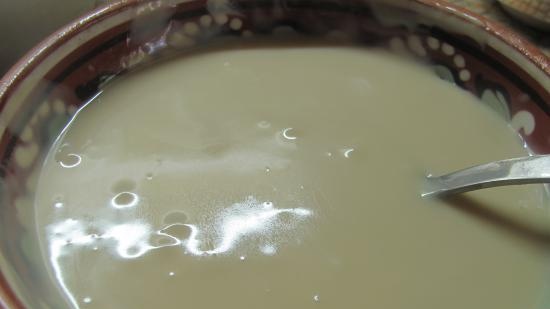 Sernik z białą czekoladą i konfiturą malinową bez pieczenia