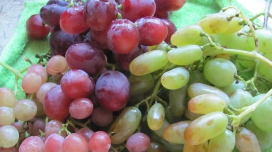 Ensalada de uvas con aderezo de requesón y yogur