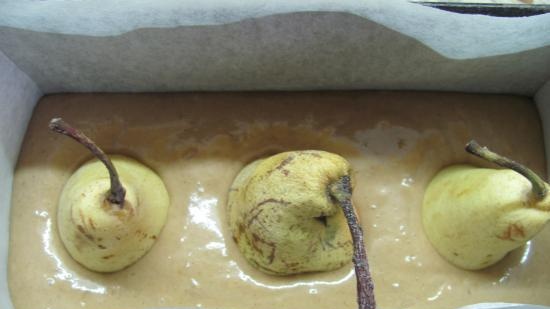 Pastel de pan de jengibre con peras y almíbar