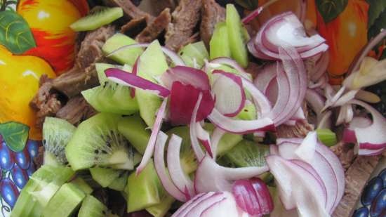 Salade van gekookt rundvlees met kiwi en pijnboompitten
