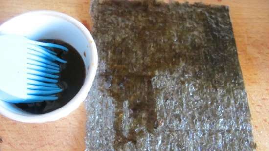التوفو في نوري الأعشاب البحرية مع صلصة الفلفل الحار (طبق خفيف)