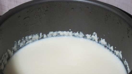 Porridge di mais al latte nella pentola a pressione Redber MC-M305