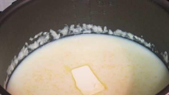 Porridge di mais al latte nella pentola a pressione Redber MC-M305