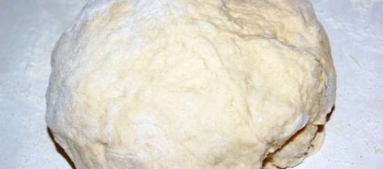עוגות בצק ללא שמרים עם גבינה וצמרות סלק