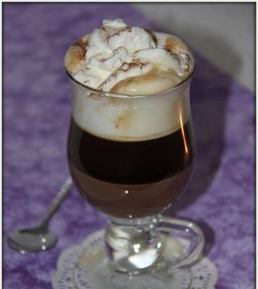 Deser kawowy pić Bicerin (bicherin) lub Kawa w Turynie