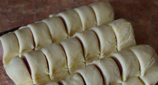 Twists Ser and Bacon Twists and Puff Pastry Sausages firmy Lorraine Pascal