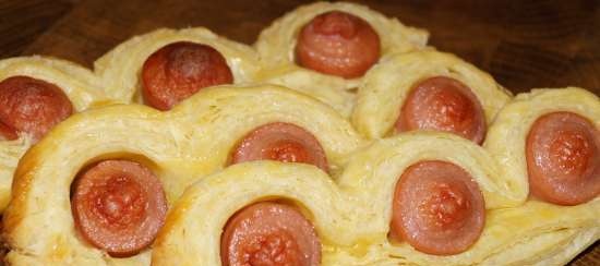 Twists Ser and Bacon Twists and Puff Pastry Sausages firmy Lorraine Pascal