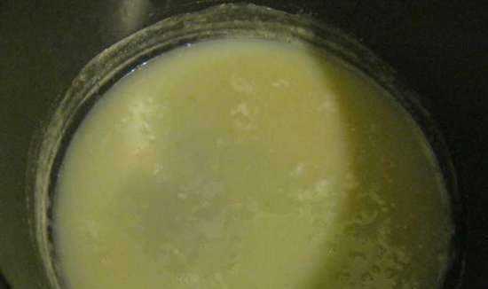 Latte condensato in una pentola a cottura lenta