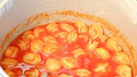 Sopa de tomate con albóndigas y criaturas marinas