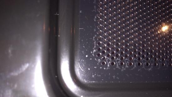Egy új mikrohullámú sütőben az ajtó ködösödik az üveg között