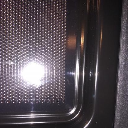 En un nuevo horno de microondas, la puerta se empaña entre los vasos.