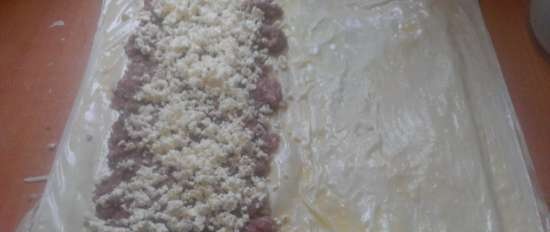 Rollo de cordero y queso feta en masa filo