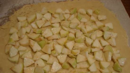 Kruche ciasto z orzechami laskowymi i jabłkami (maszyna do pizzy Princess 115000)