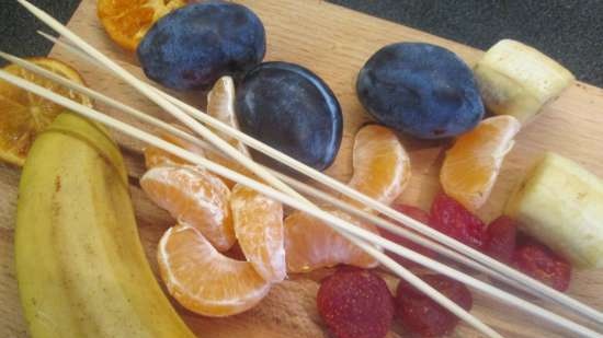 Szaszłyki owocowe z sosem miodowo-cynamonowym