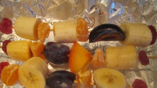 Szaszłyki owocowe z sosem miodowo-cynamonowym